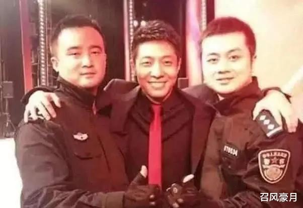 王乐君|如何跟警察合影才不像犯人？连马云都错了，成龙的方式才标准