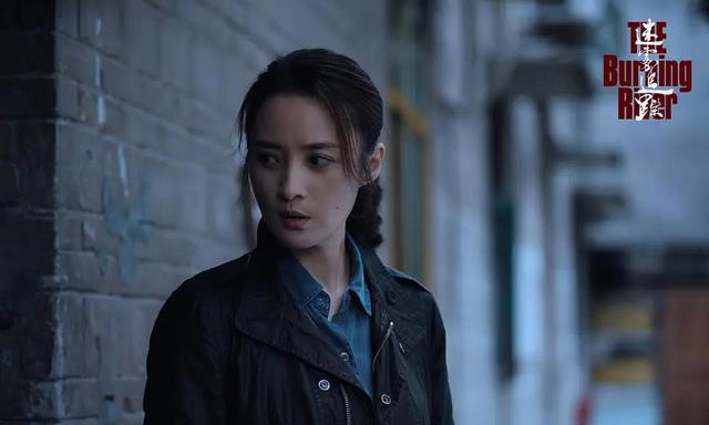 郑恺|一集弃！郑恺直觉破案，女刑警穿低胸装，2021年还有这种悬浮剧？