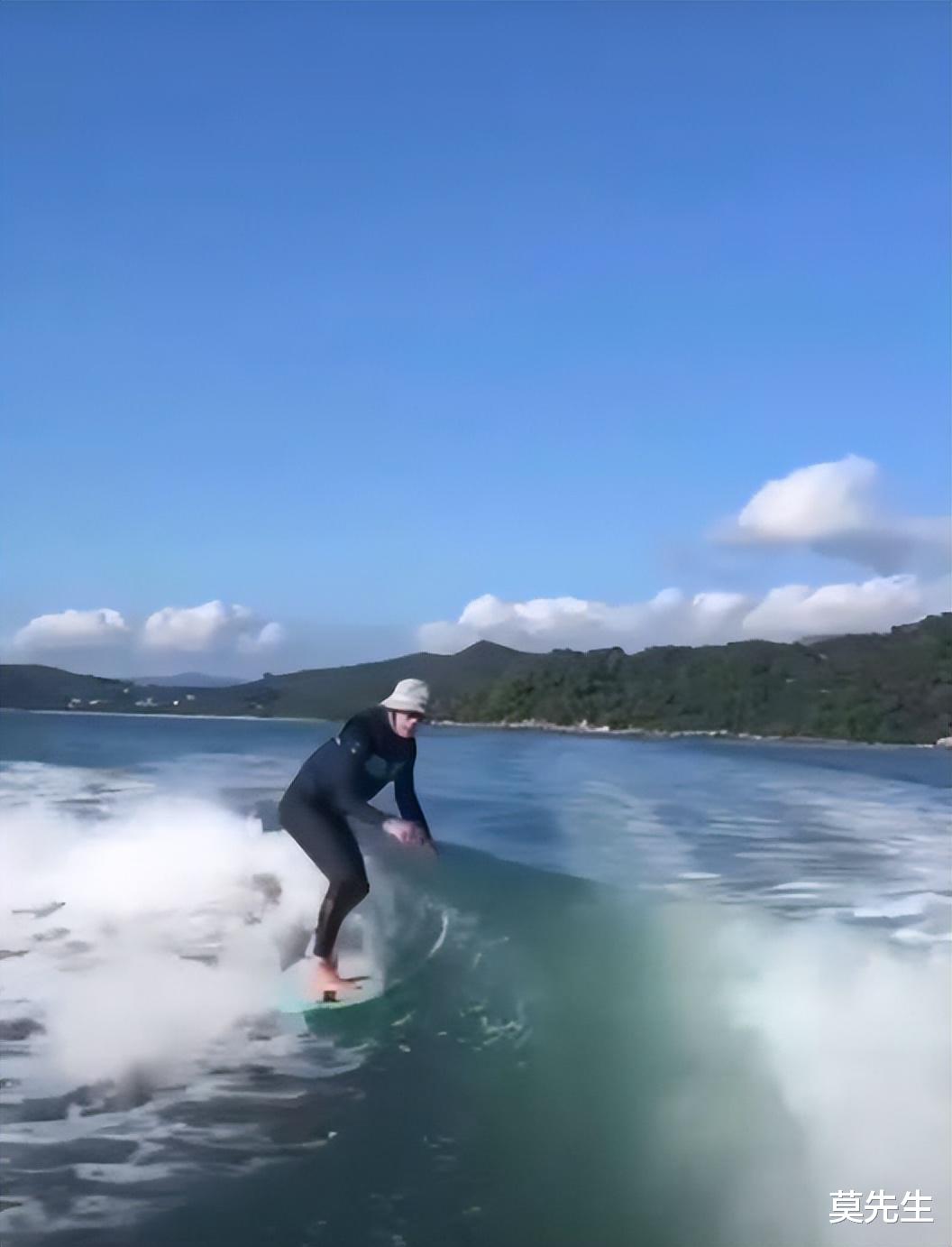 周星驰|60岁周星驰冲浪秀技，动作娴熟不输年轻人，求教粉丝怎么跳更高
