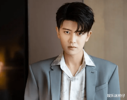 任嘉伦|任嘉伦：刚爆红就公开恋情，如今人气依然高涨