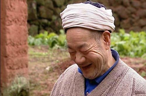 小伙与29岁寡妇私奔至深山隐居50年,峭壁凿出6208级“爱情天梯”