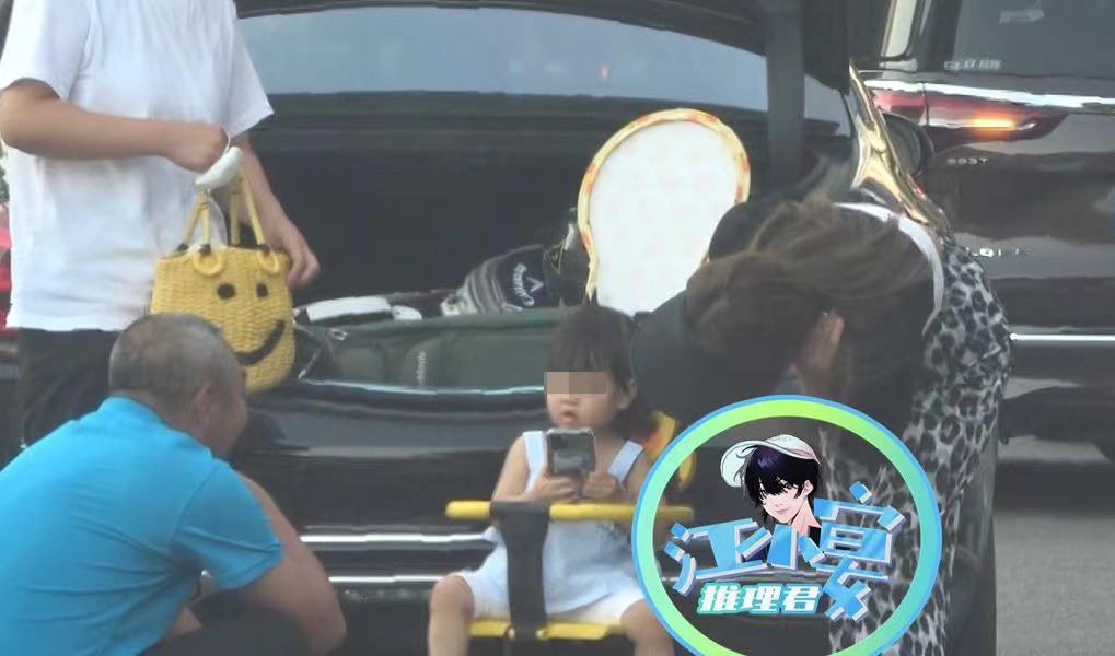 释小龙|曝释小龙已结婚生子，女儿被保姆紧抱手中，妻子随行身材凹凸有致