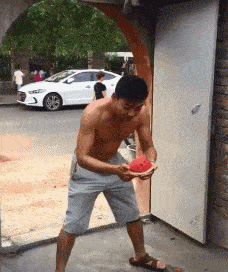 网红聂小雨穿骑行裤开车,网友却在关注她的大腿:错付了