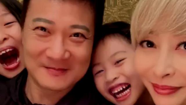 钱嘉乐|钱嘉乐汤盈盈一家度假庆祝结婚10周年 夫妻俩在女儿面前甜蜜亲吻