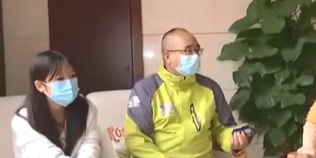 丈夫回家敲门半天才开,妻子醉眼迷离和男同事在一起:喝喝酒而已