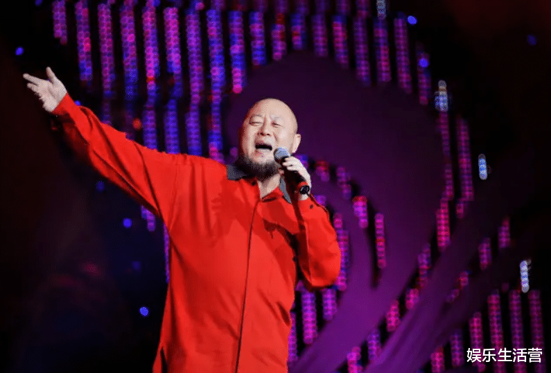 火风|60岁火风给父母理发,嘴对嘴亲吻引争议,网友:恶心,丢人现眼