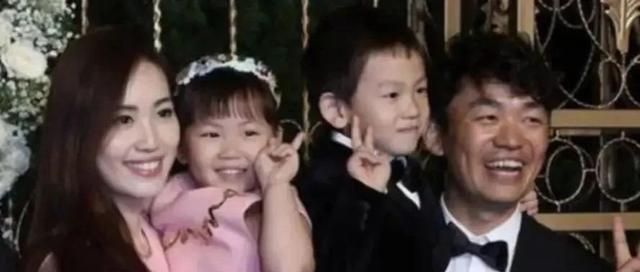 王宝强|王宝强现身街头，玩手机抽雪茄，穿着简约戴着帽子