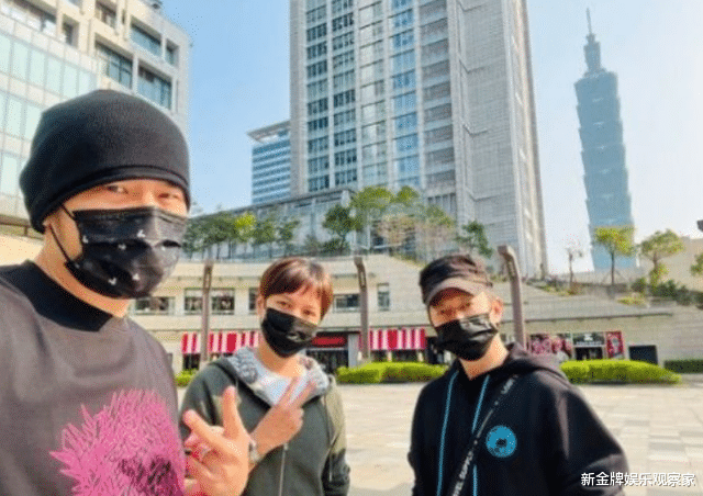 昆凌|昆凌挺6个月孕妇陪周杰伦逛街，素面朝天，超大鸽子蛋抢镜