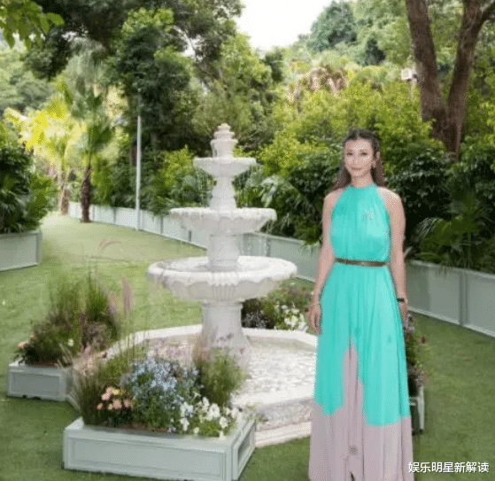 郭晶晶|顶级名媛聚会！郭晶晶穿旧衣打扮素朴，手上红宝石钻戒吸睛