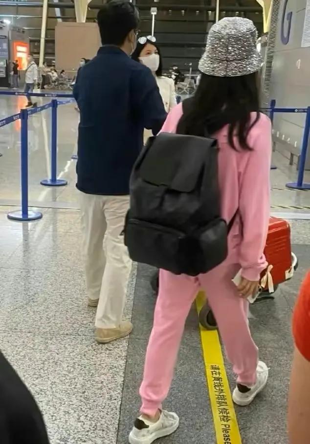 白梦妍|李湘母女逛英国美术馆，挽手同行像闺蜜，13岁王诗龄跟妈妈一样高