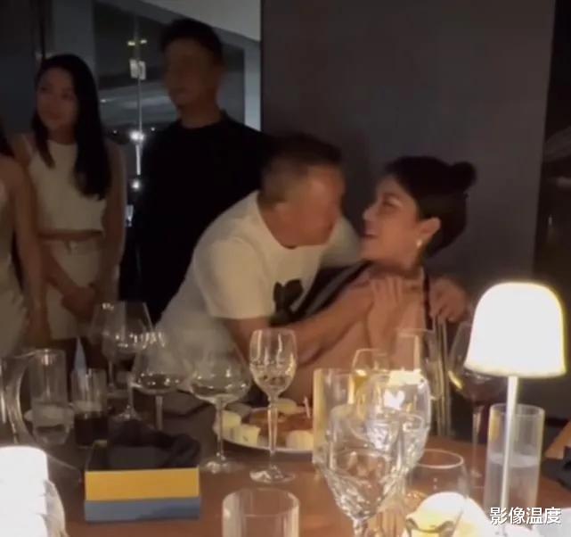 曾志伟|曾志伟举动又惹争议：和洪金宝儿媳等女子贴面紧拥！网友：本性确实难改