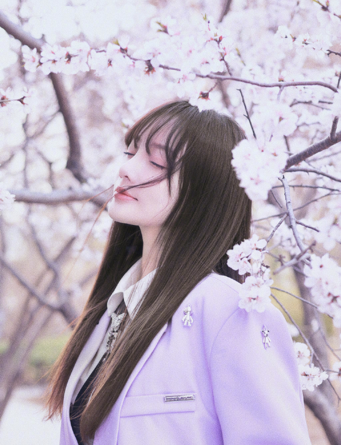 杨幂|众女星晒春日大片隔空比美,唐艺昕温婉孙怡可爱,杨幂少女感十足