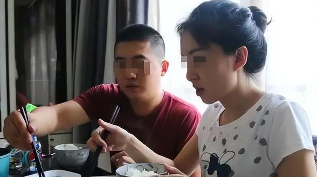 2020年,女保洁上门提供服务,竟喝醉酒,户主却将她拖至楼道冻死