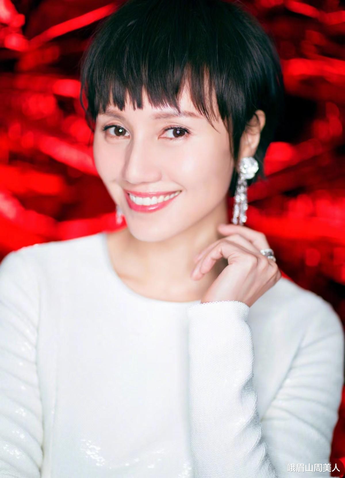 米饭 ?女人过了45岁就别留黑长直了，显老！试试这4种减龄发型，真洋气