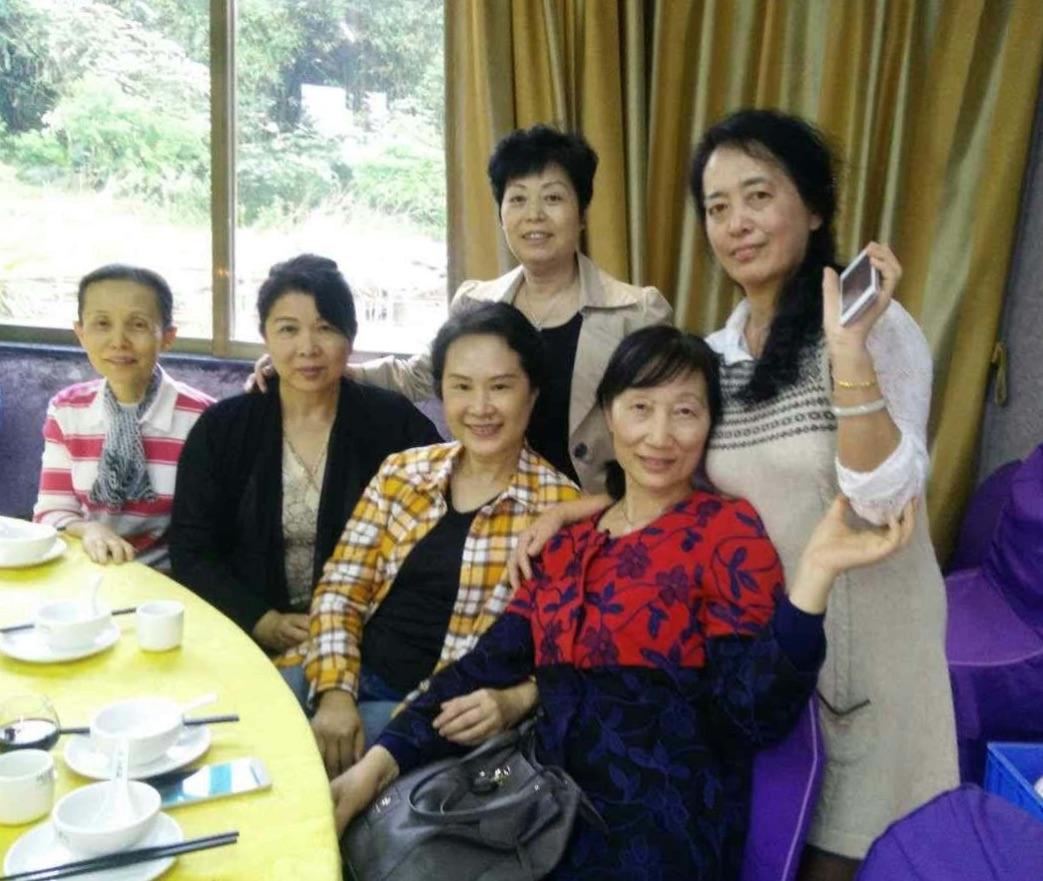 广东韶关,女子带着一岁多的女儿到工友家聚会,不小心摔倒在汤锅边