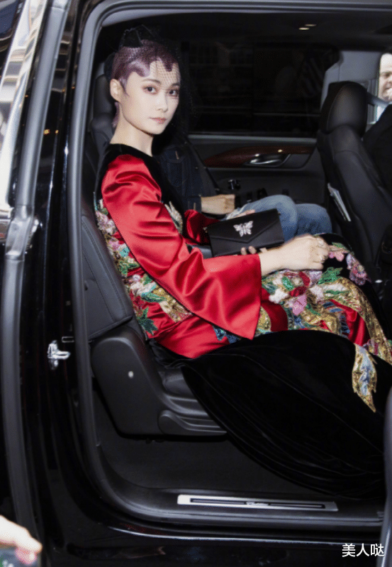 李宇春|李宇春又美到国外去了!一袭孔雀华服配“铜钱头”,穿出浓浓东方古韵