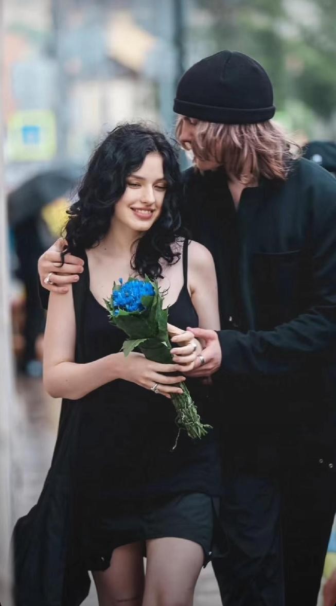 谁说短裙都挺幼稚的,学俄罗斯美女这么穿,气质太高级