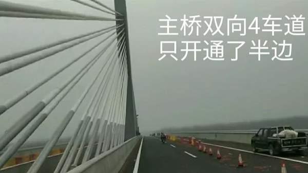 潜江汉江大桥元旦刚通车没几天，就有人酒后任性开车刮蹭桥沿翻车