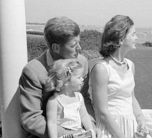 杰奎琳|杰奎琳:20多岁嫁给肯尼迪,30多岁就遭嫌弃,拿着几千万优雅转身