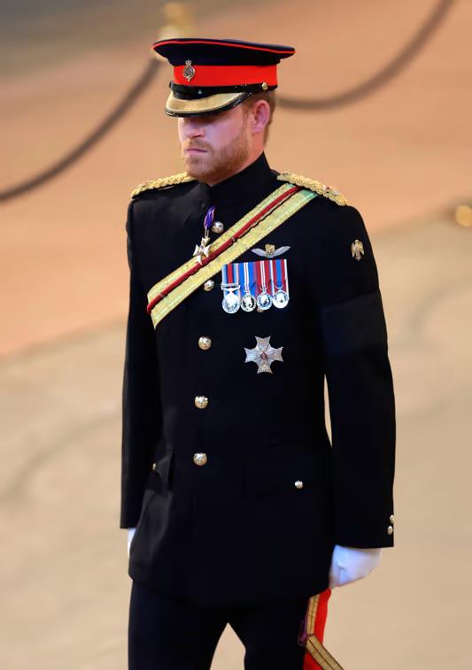 哈里王子|三年后,哈里王子在伊丽莎白二世的守夜仪式上再次穿上军装