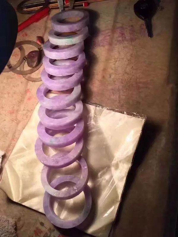 翡翠|一块看似鸵鸟蛋的翡翠原石，竟切出10多条春带彩手镯，太意外！