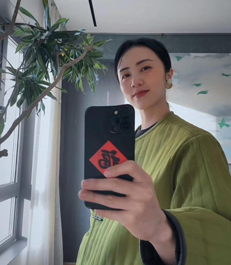 柯佳嬿|孙莉携仨子女踏冰,多多素颜出镜脸型变精致,网友直呼被美晕了