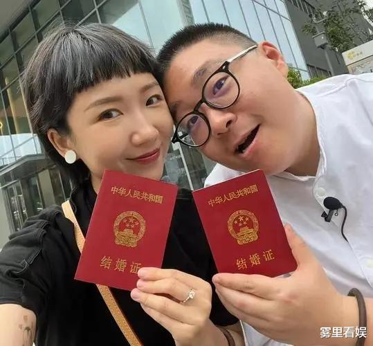 |郝劭文带老婆直播,网友称长得好像辣目洋子,高情商的她一语化解
