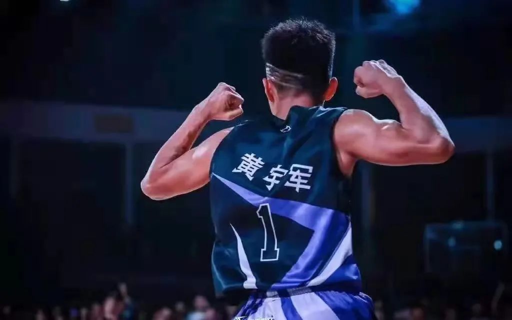 |网红街球手“军哥”是怎样做到全民偶像，粉丝超700W的？