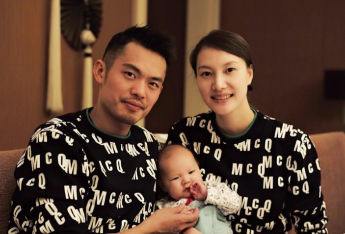 利物浦|谢杏芳一家沙滩玩乐！林丹皮肤黝黑成肌肉猛男，6岁儿子颜值好高