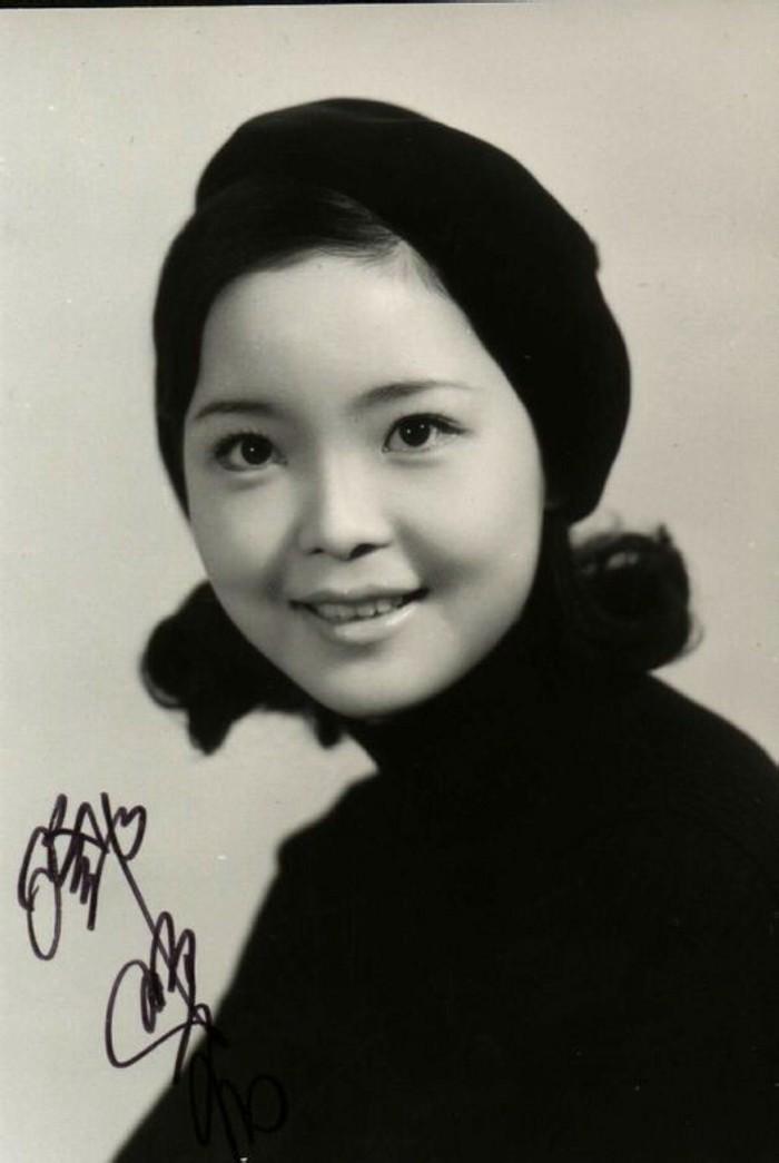 邓丽君|邓丽君唱歌4次忘词！瞪眼害羞太尴尬，首次上电视因忘词被雪藏