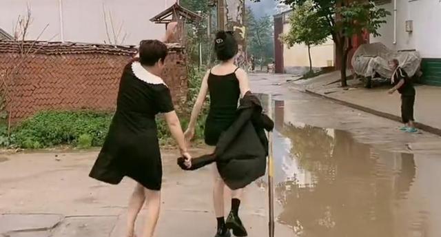 女子相亲失败,被邻居大妈嘲笑嫁不出去,拿起铁锹就要找大妈算账