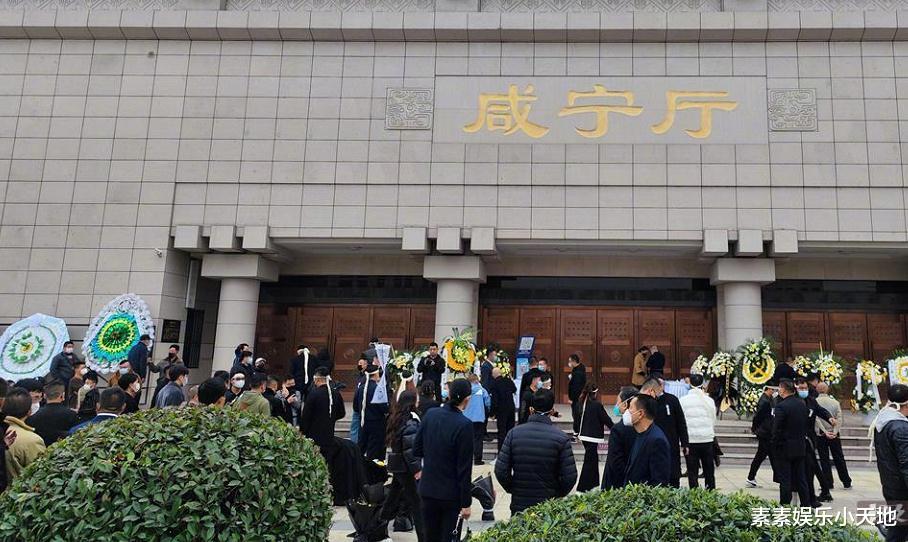 陆树铭告别仪式:悼念厅摆满花圈,孝子捧遗照做最后送别