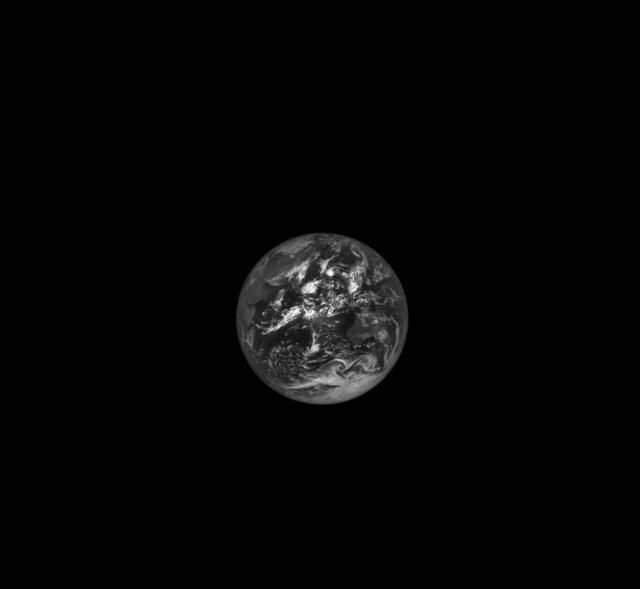“露西号”探测器看到的地球图像,这颗蓝色行星显得如此孤独!
