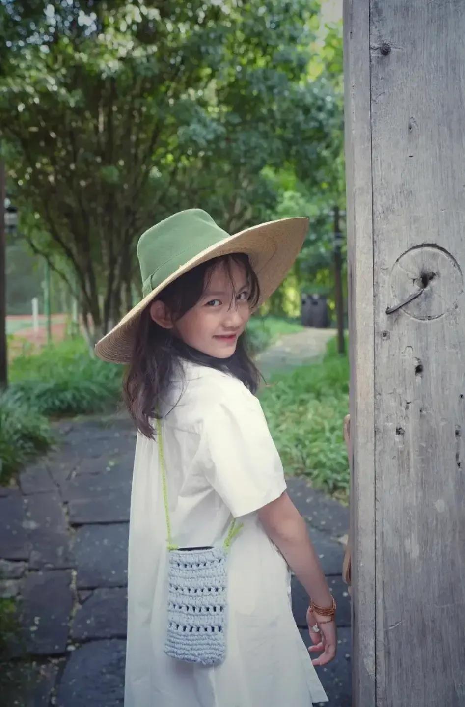 孙怡|孙莉晒钩织小包包，多妹当模特逐渐放飞自我，古灵精怪模样太可爱