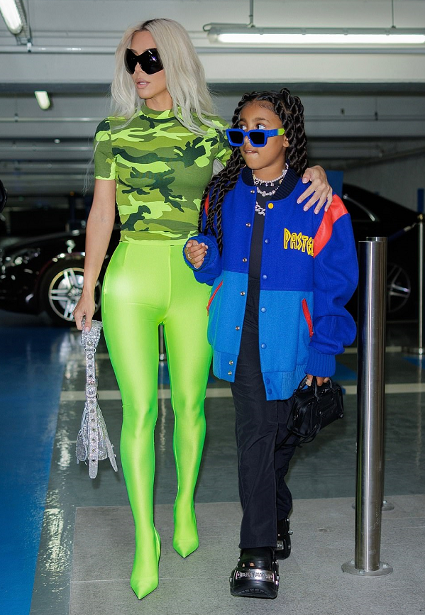 坎爷24岁嫩模女友又美了！穿迷你皮裙秀S曲线，“银卡戴珊”不输