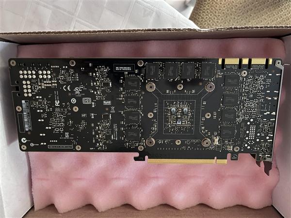 gtx|玩家买到诡异的GTX Titan X卡皇：五个接口 少了仨