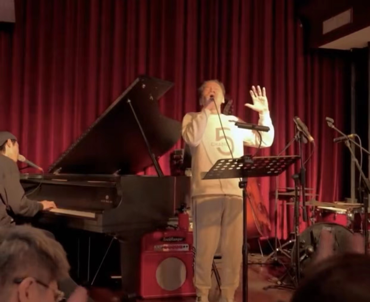 向华强|73岁向华强定居杭州！眉毛全白卖力献唱，萧敬腾伴奏父慈子孝