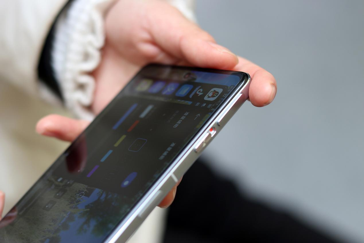 动力|玩游戏用啥手机操控好？磁动力肩键是首选！红米K50电竞版降400元