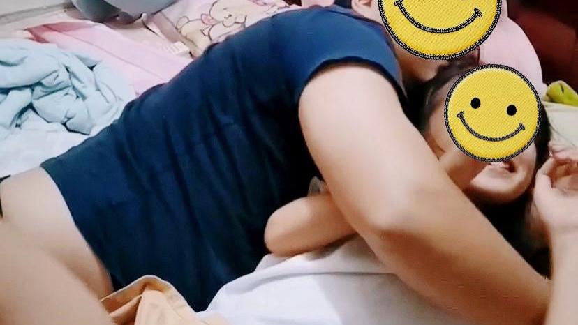 热议：父亲陪女儿玩闹，网友说“女大要避父”，支持吗