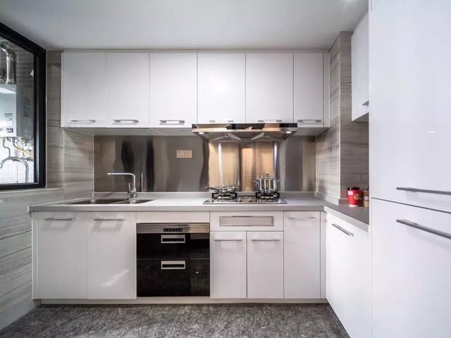 118平米的四居室,全屋柜子定制就花了8万,室内空间太美了