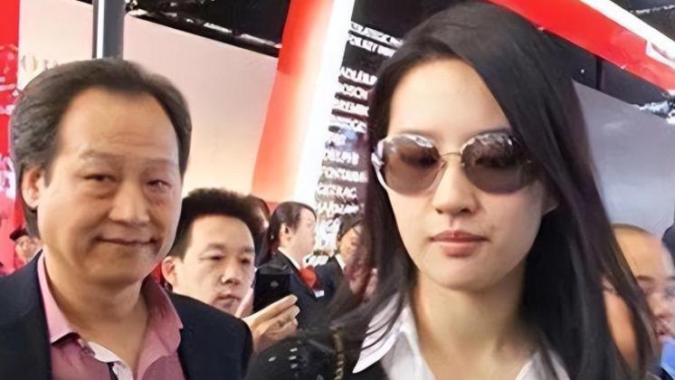 陈金飞|独宠刘亦菲20年，让杨采钰手握一线资源，陈金飞到底有多豪气？