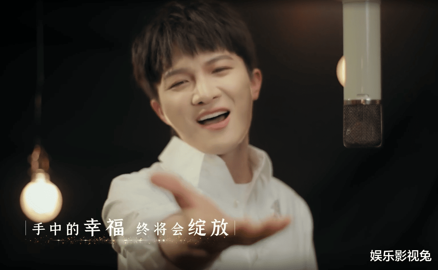 周深|歌手周深:我是靠嗓子吃饭的,吃米都要把两端剪掉,保护好喉咙!