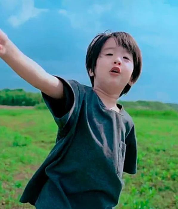 麦迪娜·买买提|麦迪娜晒出郊游照，三口人超有爱，麦迪娜的眼神满满的幸福