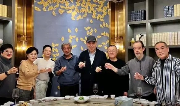 赖冠霖|53岁陈红也老了！穿休闲装陪陈凯歌参加名导聚会，皮肤暗沉变大妈