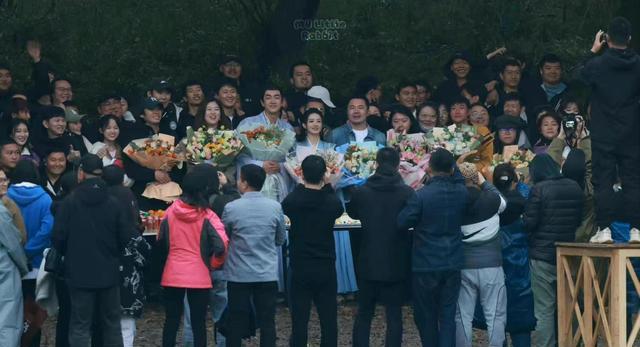 赵丽颖|赵丽颖河边拍戏险落水，整理衣服时重心不稳，紧抓旁人画面惊险