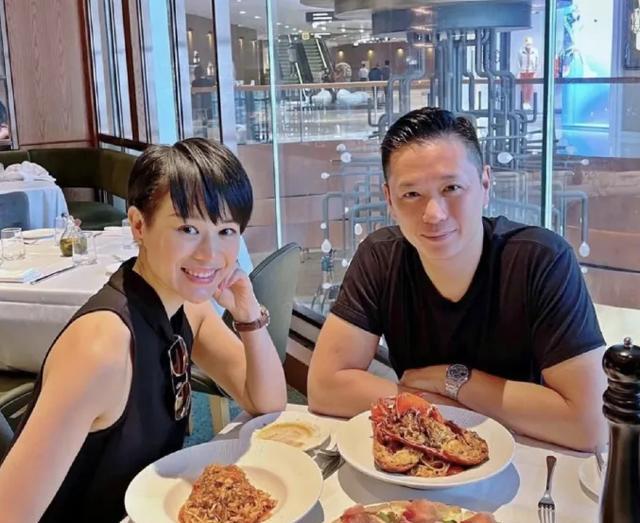 胡杏儿|李承德晒与胡杏儿约会照,两人对镜甜笑恩爱足,这才是幸福的婚姻