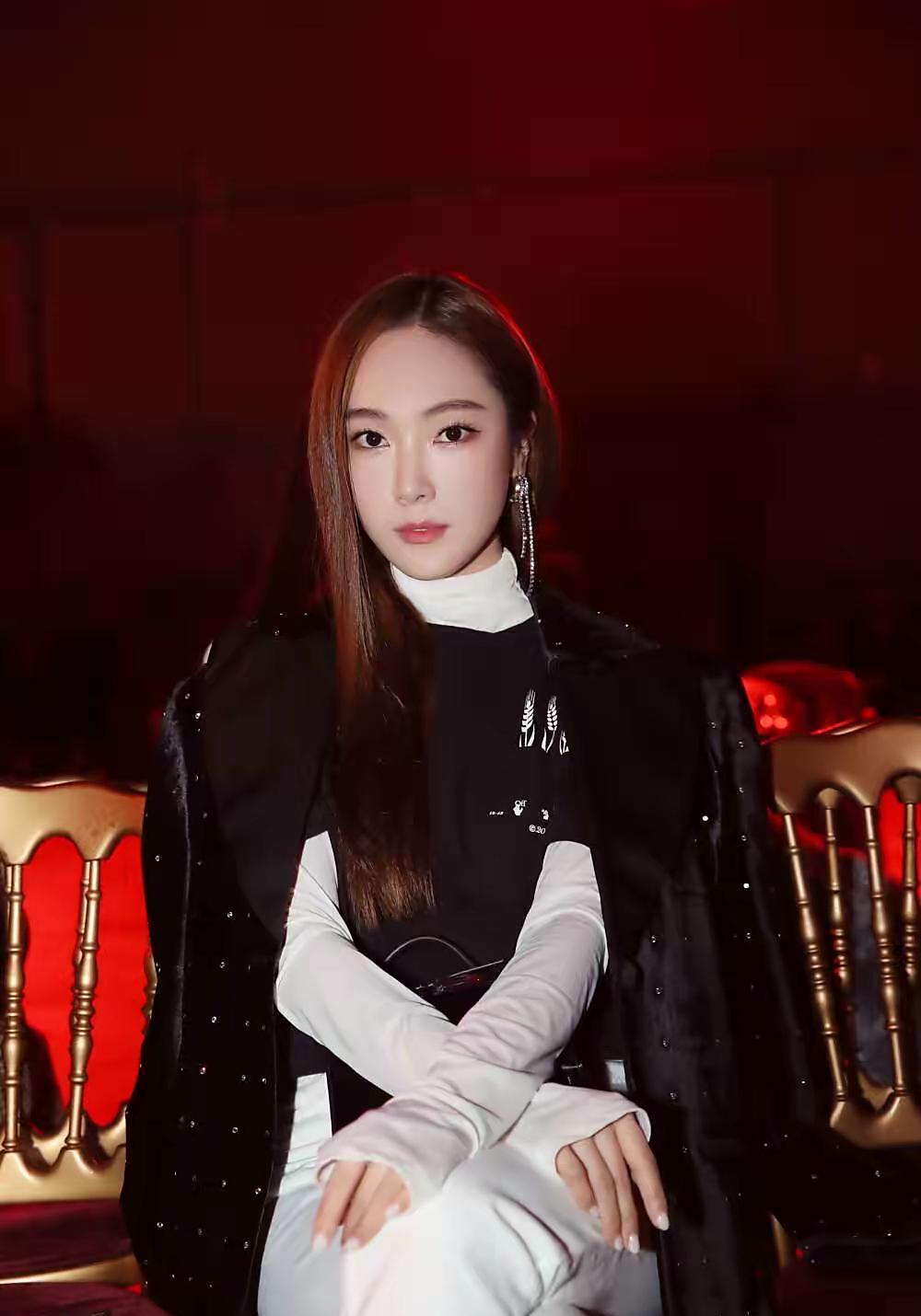 郑秀妍|好闺蜜游玩，郑秀妍张俪同逛迪士尼被偶遇，美感十足