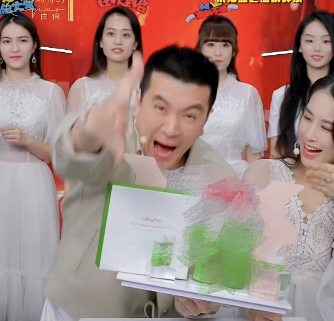 黄圣依|杨子再携黄圣依合体直播,递给对方吃葡萄干,携婆婆拍段子都喊妈