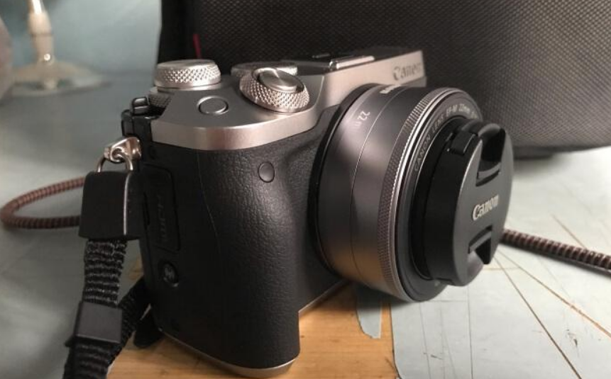 佳能|佳能800D比M50更重，更大是一定的，带着方不方便还是看个人