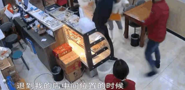 2男2女在一餐馆吃饭让老板抹掉零头老板不同意,拿起手机就朝老板的头上砸去……